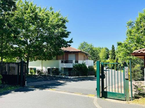 Cambo-les-Bains Apartment | Appartement T2 à Cambo-les-Bains, RDC, piscine, proche thermes, wifi, parking privé, non-fumeur. - FR-1-495-33