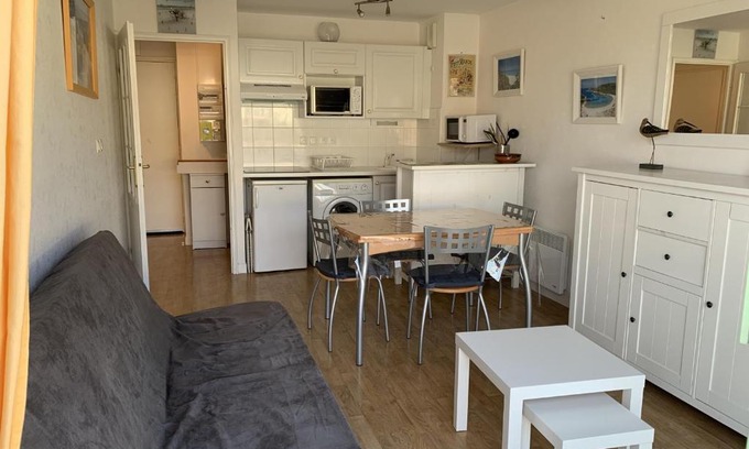 Fort-Mahon-Plage Apartment | Appartement T2 Cabine Proche Plage avec Balcon et Parking Privé - FR-1-482-110