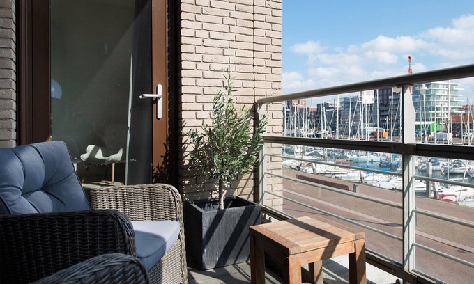 Vissershaven Apartment | Appealing Apartment in Den Haag with Balcony