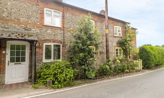 Shillingstone Cottage | APPLE TREE COTTAGE, pet friendly, with open fire in Shillingstone