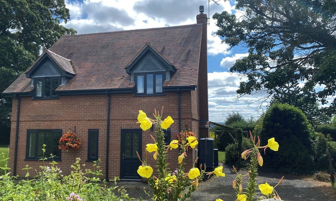 Boraston House | APPLECROFT, pet friendly, with a garden in Tenbury Wells