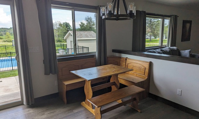 Forest Junction House | Appleton Country home with AC and Wifi