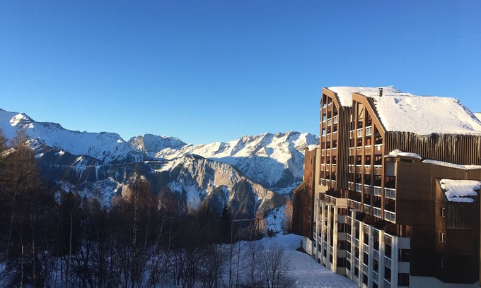 Bergers Apartment | Appt summer/winter foot of Alpe d'Huez balcony pool sauna covered parking
