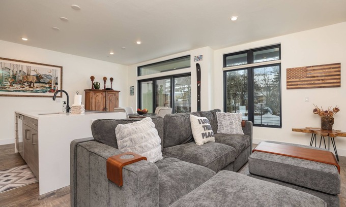 Silverthorne Condo | Après Shores Riverfront: Upscale Downtown Retreat