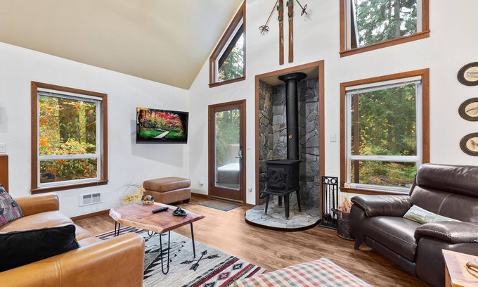 Skykomish Cabin | Aprés Chalet- charming home with hot tub near hikes at heart of Cascades