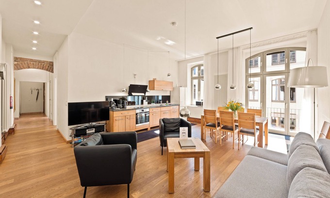 Kreuzberg Apartment | apt.A city center monument near Checkpoint Charlie