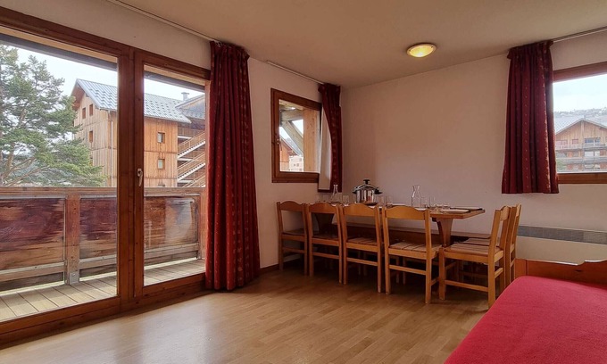Saint-Etienne-en-Devoluy Apartment | Apt for 10, 200m from chairlift, balcony, skiing, 3 rooms