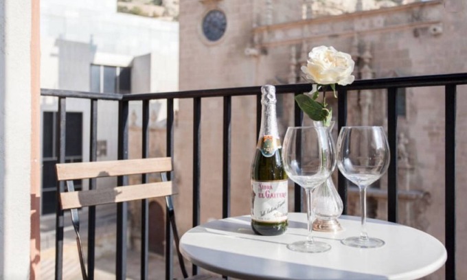 Alicante City Centre Apartment | Apt. Santa in the old town, unsoperable views and just 3 minutes from the beach