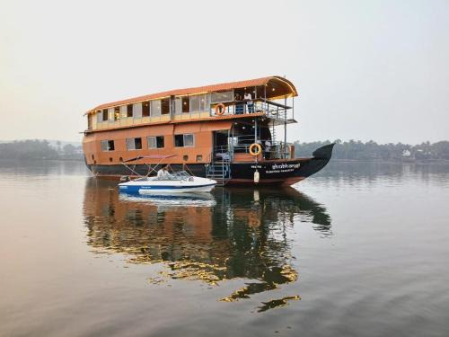 Khattalwada Boat Rental | Aquaholic - A Floating Villa