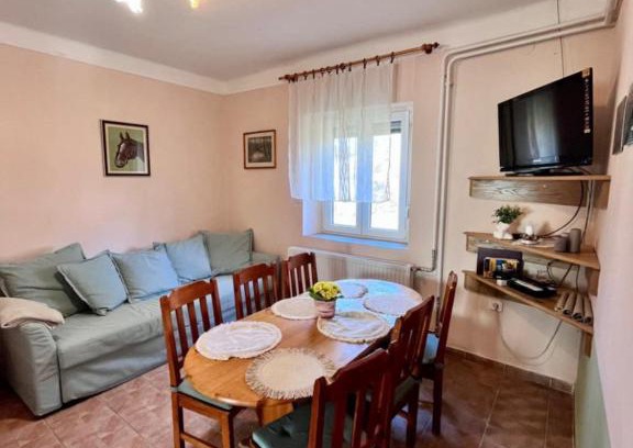 Csesznek Apartment | Aranyos- patak vendégház