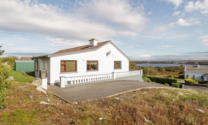 Carraroe Cottage | ARAS IOSGAN, family friendly in Carraroe, County Galway