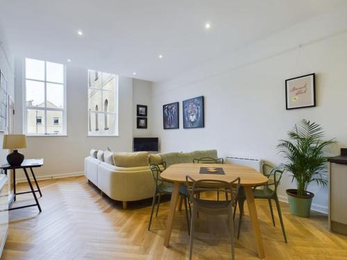 Cheltenham House | Arcadia House, central location with parking, King sized beds and WiFi