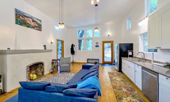 Topanga House | Architect-Rebuilt Topanga Home 9,858 Monthly Artistic & Private