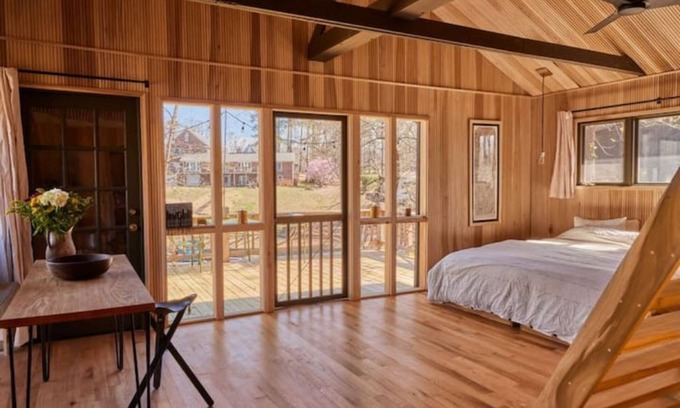 Florence Cabin | Architectural Lakeside Experience at Poplar Cabin