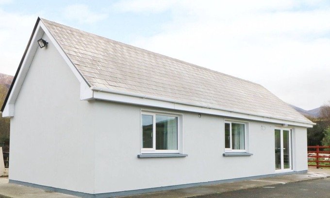 Coolcummisk Cottage | ARD NA GLEN, family friendly, with a garden in Beaufort, County Kerry