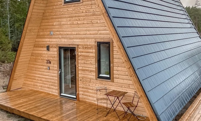 Tvetaryd House | Are you dreaming of a vacation close to nature? Then this special vacation home on the lake is the r