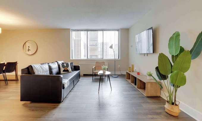 Crystal City Apartment | Arlington Apt W Pool | near Metro!