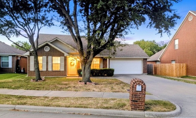 Central Arlington House | Arlington Social - Stadium Getaway Home w/Hot Tub 5-Minute Walk to AT&T Stadium