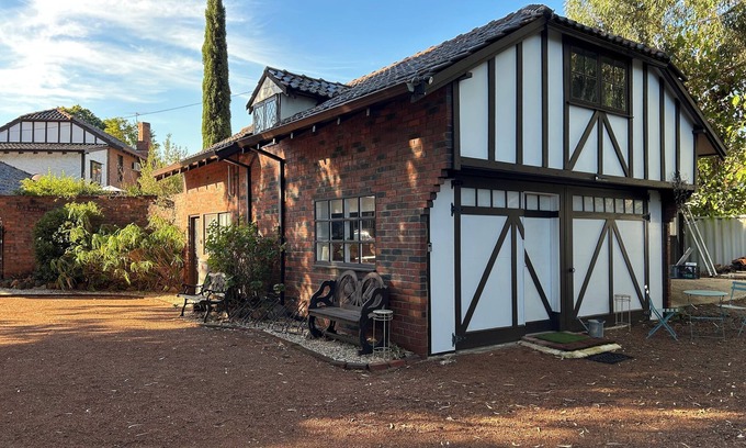 Mount Nasura Apartment | Armadale House - The Barn: Charming studio in Mount Nasura