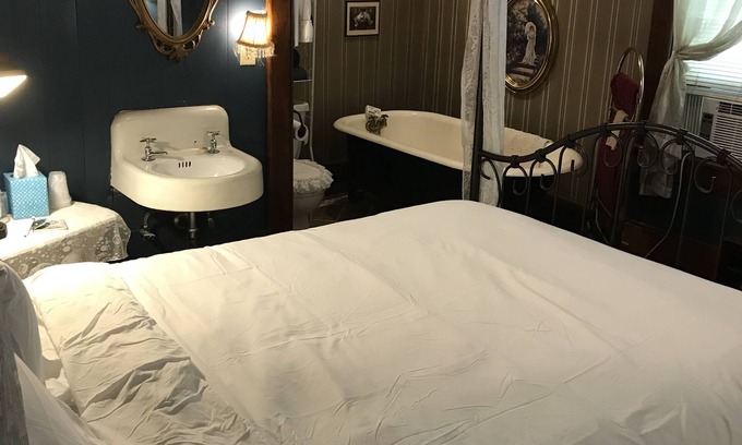 Red Boiling Springs Bed & Breakfast | Armour's Hotel