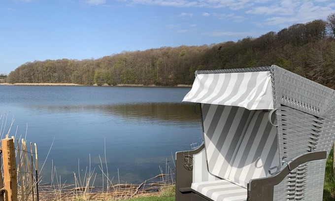 Lindaunis House | Arrive - take a deep breath. Apartment with view of the Noor, private garden, lake access