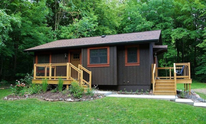 Namekagon Cabin | Arrowwood Lodge is a charming 1-bedroom cabin situated just a block from Lake Namakagon.