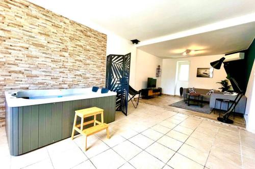 Branoux-les-Taillades Apartment | ART SPA DES CEVENNES “ JACUZZI ”