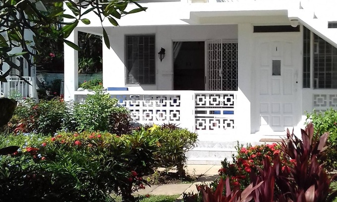 Holetown Apartment | Art Studio 2 is set in lovely gardens,35 yards from the beach