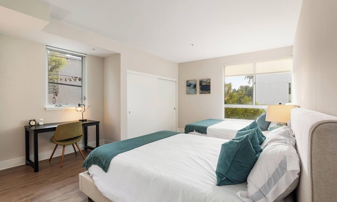 Ocean Park Apartment | Artful 2BR Escape Near Local Dining & Shopping
