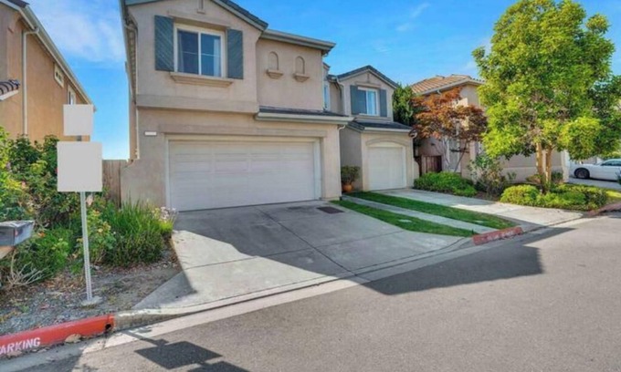 San Lorenzo House | Artful Living: A Contemporary Haven