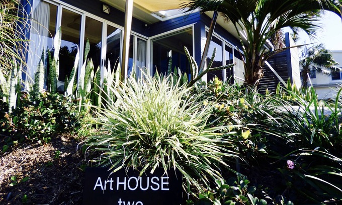 Emerald Beach Apartment | ArtHOUSE Beachfront Accommodation