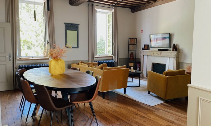 Savigny-les-Beaune Apartment | Arthur Barol-Apartment-Deluxe-Ensuite-Vineyard view