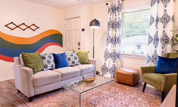 Covington House | Artist's Bungalow- 1/2 mi from Covington Square