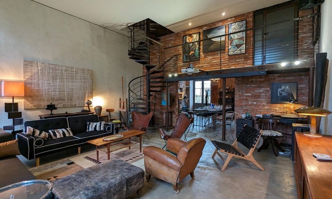Angouleme Cottage | Artist's Loft with Home Cinema, Yoga Room, and Private Courtyard - Sleeps 10