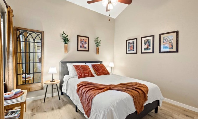 Gainesville Apartment | Artist's Tower Townhome 🎨 2BR w Loft & Study