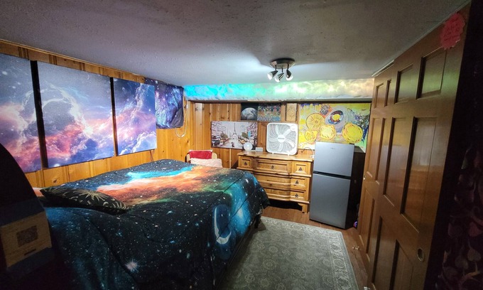 Englewood Apartment | Artistic, clean Lg Basement Studio W/24hr Hottub & Lg private yard. City Oasis.