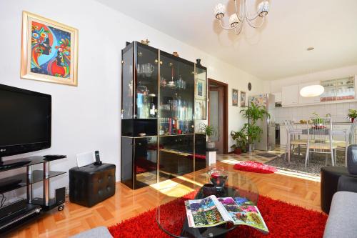 Klis Apartment | Artsy Apartment