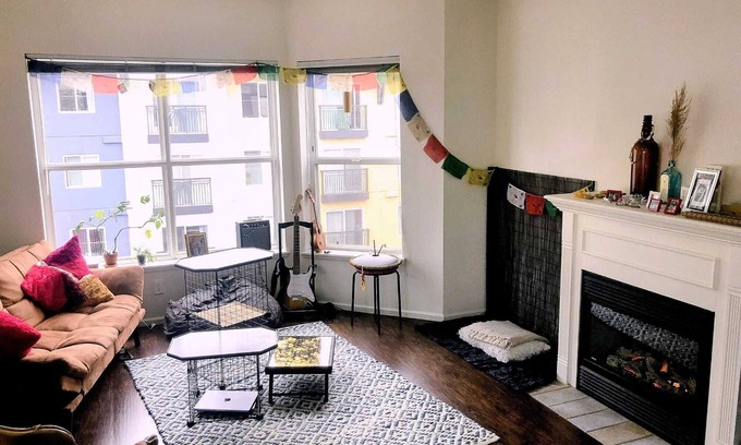 South Lake Union Apartment | Artsy & Cosy Apartment in Seattle. Next to Seattle Needle and Sculpture Park!