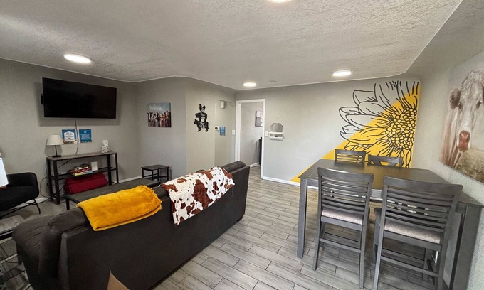 Arvada Plaza Area House | Arvada Private Family Home with Two King Beds