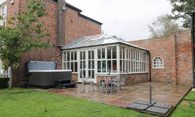 Winestead Cottage | ASH TREE LODGE, pet friendly, with hot tub in Burton Pidsea