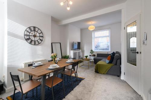 Barry House | Asher Suite - Cozy 2BR Home with Parking & WIFI