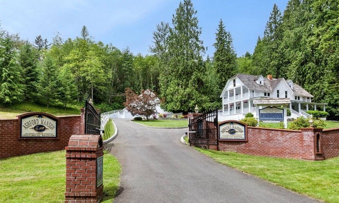 Ashford House | Ashford Mansion. NO CLEANING FEE. W/HOT TUB