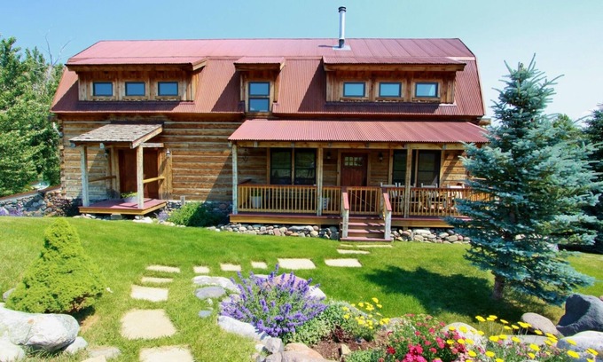 Emigrant Cabin | Ashling Ranch - Gorgeous, luxury log home with access to Yellowstone River!