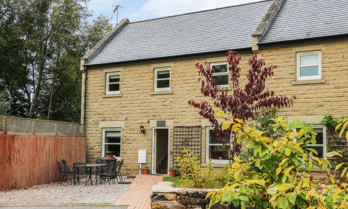 Holestone Moor Cottage | ASHOVER, pet friendly, with a garden in Two Dales
