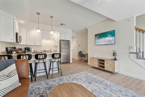 Hampton House | Ashworth Escape Balcony Steps to Beach AC