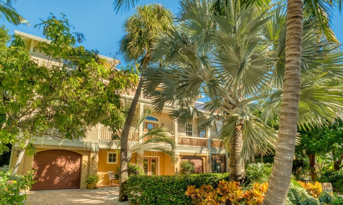Captiva House | Ask about discounts FREE golfcart and bicycles, 5 star reviews, beautiful home