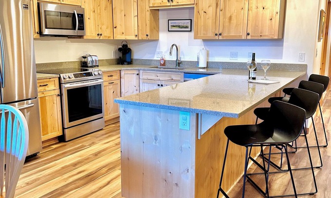 Government Camp Condo | Ask about summer discounts! Walk to Govy/Ski Bowl, Garage parking, Sleeps 8