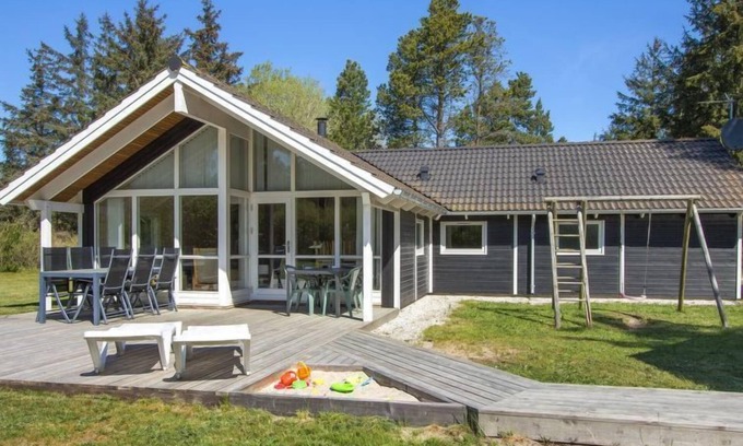Hou House | "Åsta" - 1.7km from the sea by Interhome