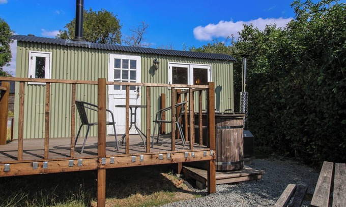 Craven Arms Cottage | ASTON - SHEPHERD HUT, romantic, with hot tub in Aston On Clun