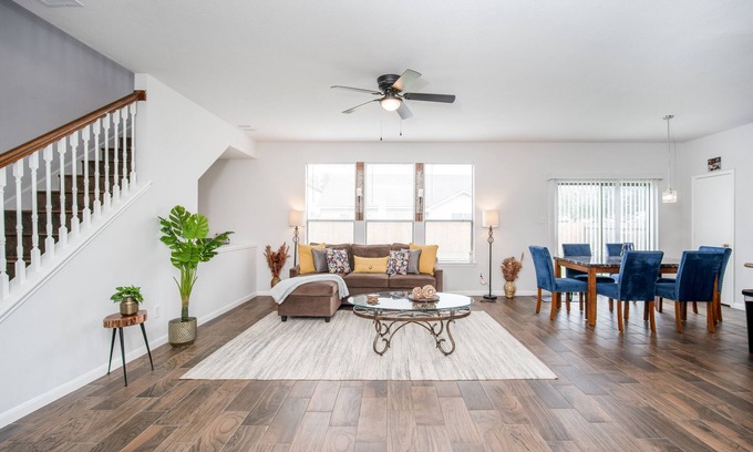 Mission Bend House | Astonishing Oasis in Houston, 4 Bdrm/2.5 Bath/Pool table/Office/Backyard